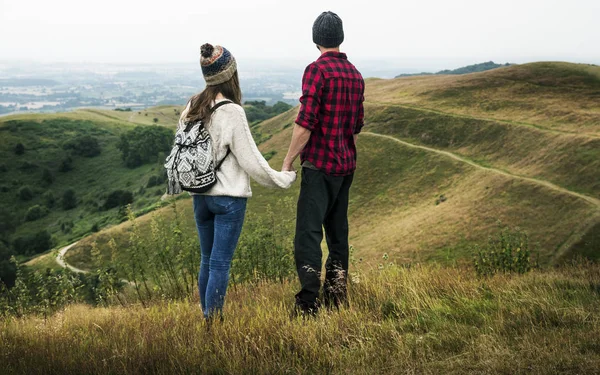 Casal de caminhantes nas montanhas — Fotografia de Stock