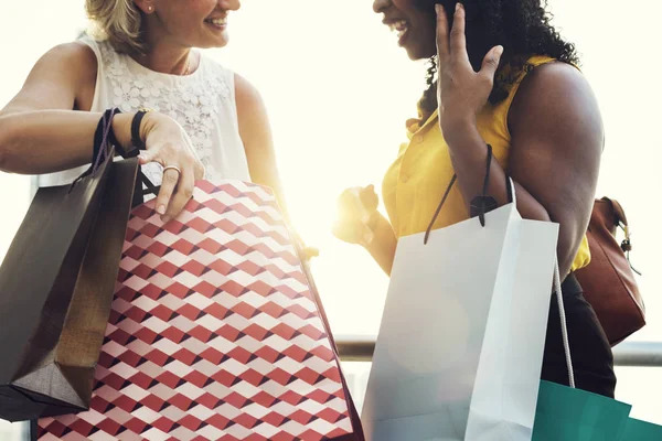 Mujeres con bolsas de compras hablando —  Fotos de Stock