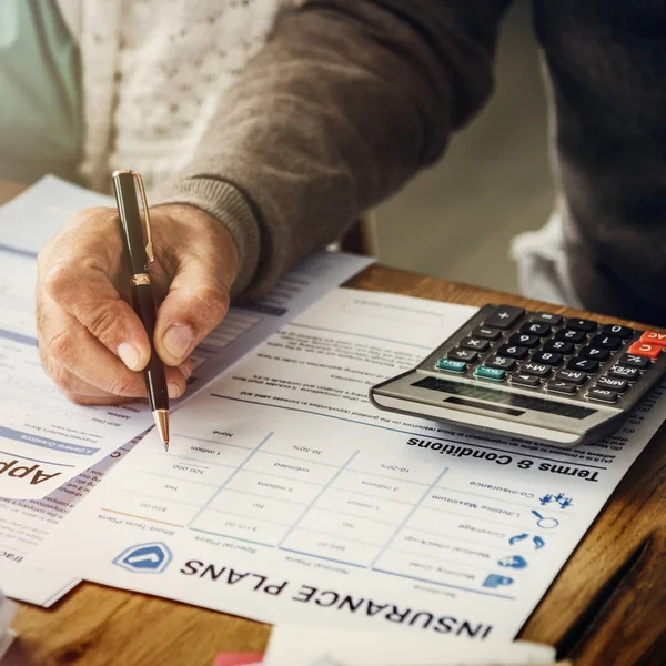 Anciano hombre llenar formulario de solicitud —  Fotos de Stock