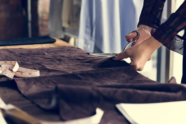 Diseñador creativo creando ropa elegante — Foto de Stock