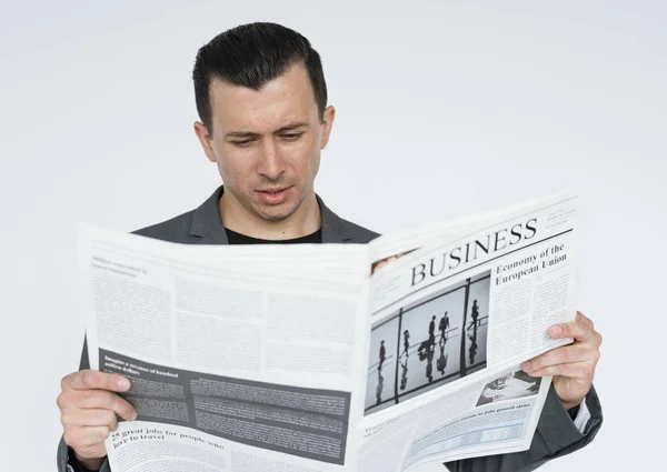 Zakenman poseren in studio — Stockfoto