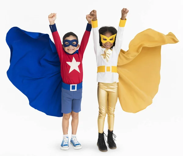 Copii mici în costume super eroi — Fotografie, imagine de stoc