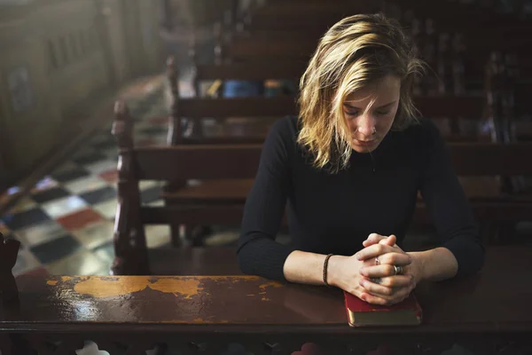 Femeia care plânge în biserică — Fotografie, imagine de stoc