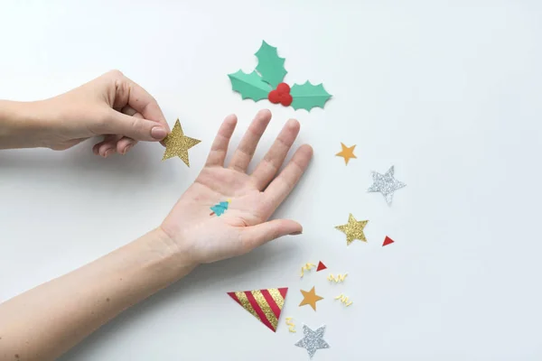 Mains humaines avec confettis célébration — Photo