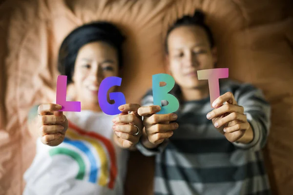 Lésbicas casal segurando letras — Fotografia de Stock