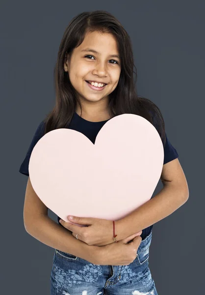 Menina segurando papel coração — Fotografia de Stock