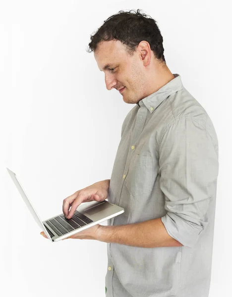 Mann benutzt Laptop im Studio — Stockfoto