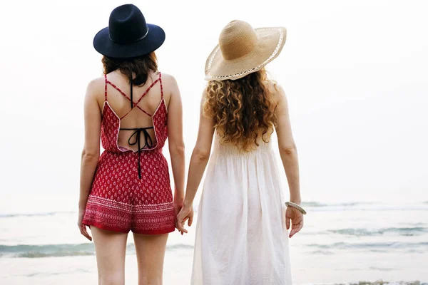 Ragazze che indossano abiti sulla spiaggia — Foto Stock