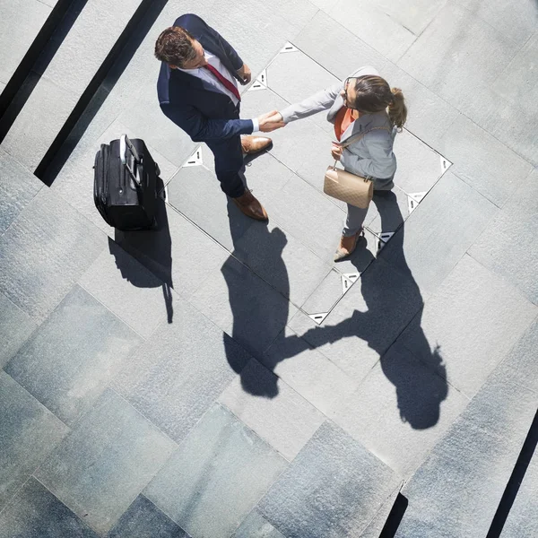 Empresários apertando as mãos — Fotografia de Stock