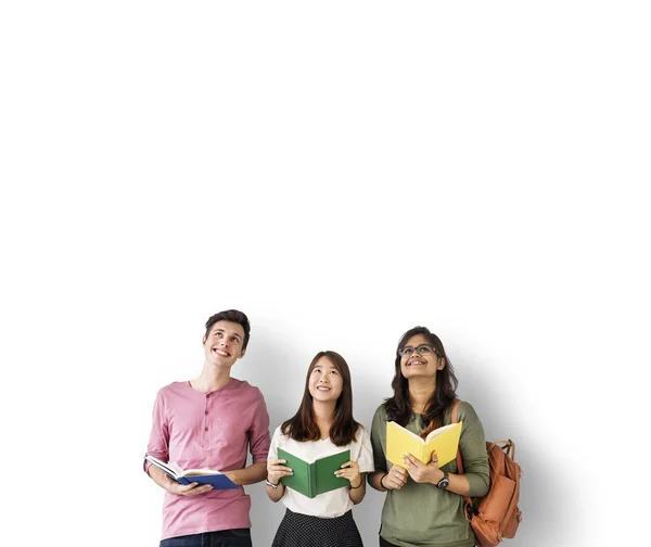 Diversity-Studenten mit Büchern — Stockfoto