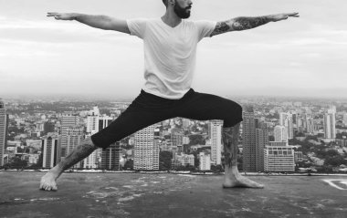 Yoga yapan adam.