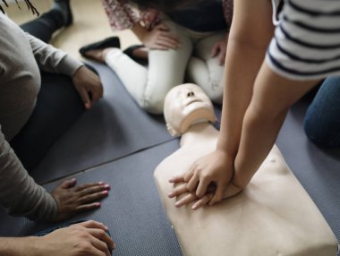 CPR ilk yardım eğitimi öğrenme insanlar