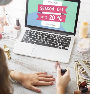 kadın manikür yapma