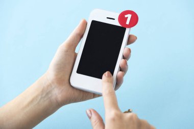 insan elinden tutarak cep telefonu