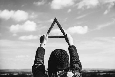 Kadın holding ahşap üçgen