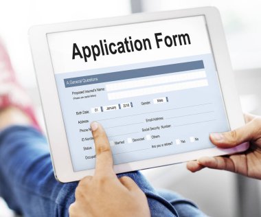 Dijital tablet kullanan kişi 