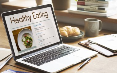 Açık tablo üstünde laptop