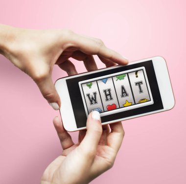 Cep telefonu ellerinde.