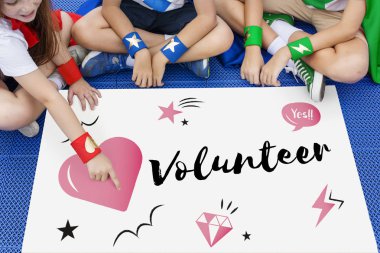 Süper kahramanlar çocuk posteri ile katta oturan  