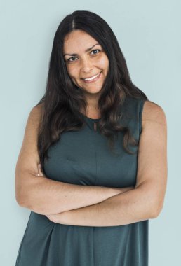 silah tutan kadın gülümseyerek çarpı işareti