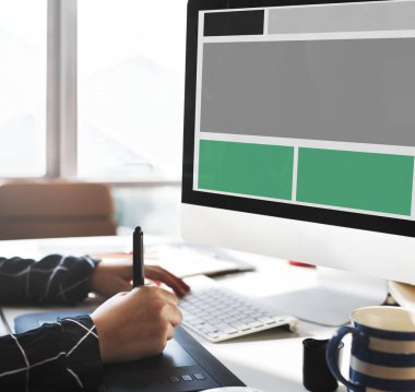 İnsan'ın elleri ve bilgisayar