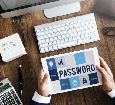 iş kişi dijital tablet kullanma