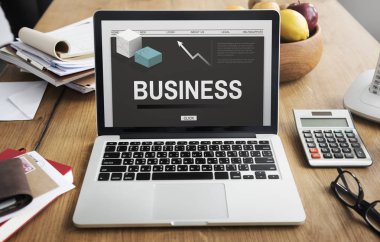 Açık tablo üstünde laptop
