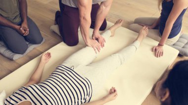 İnsanlar masaj yapmak eğitim