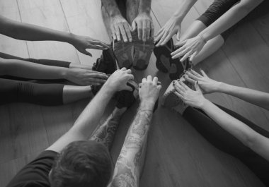 Yoga esneme yapan insanlar