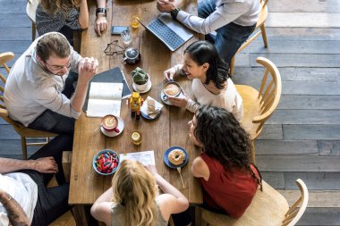 İnsanlar yemek yiyor.