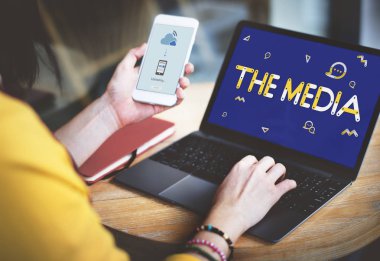 Dizüstü bilgisayar kullanan genç kadın