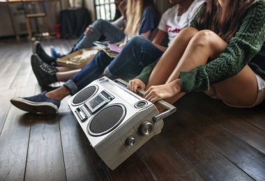 arkadaşlar boombox müzik dinleme