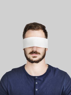 adam kapalı gözleriyle.