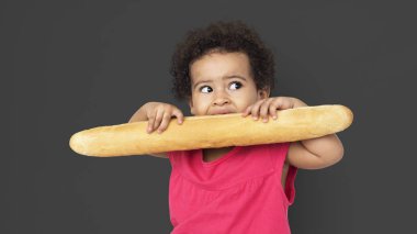 Afrikalı Çocuk baget ekmek yemek