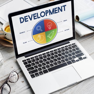 çalışma alanı tablo açılan laptop