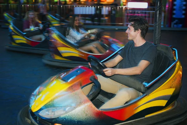 Amigos montar coches de parachoques — Foto de Stock