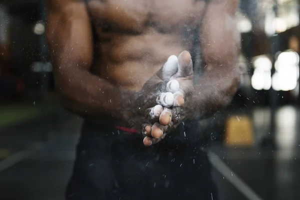 Mãos de homem em poudre de giz esportivo — Fotografia de Stock