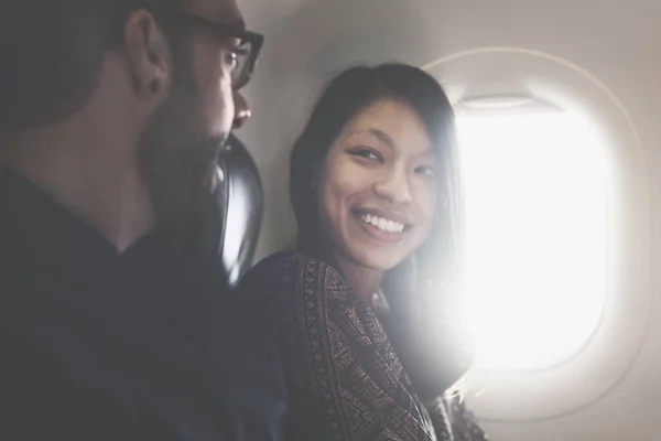 Couple parlant dans l'avion — Photo