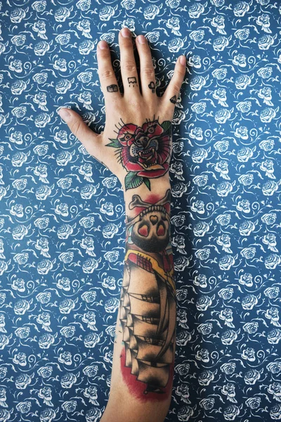 Mão tatuada feminina — Fotografia de Stock