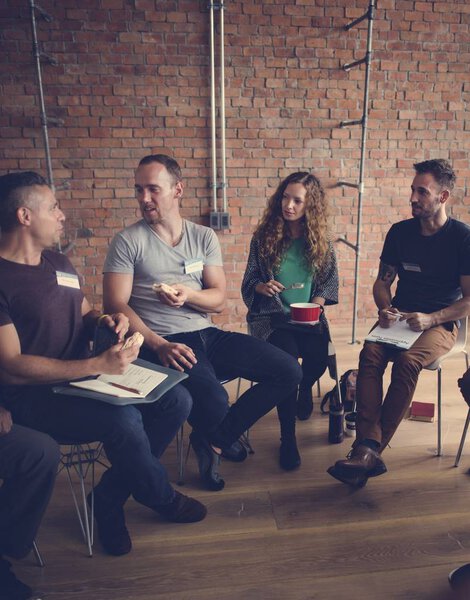 Люди встречаются на семинаре
