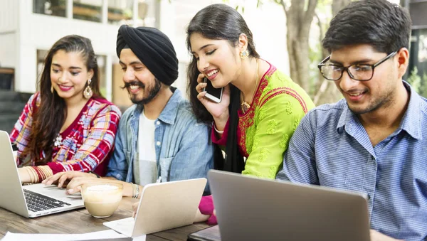 Estudiantes indios estudiando al aire libre — Foto de Stock