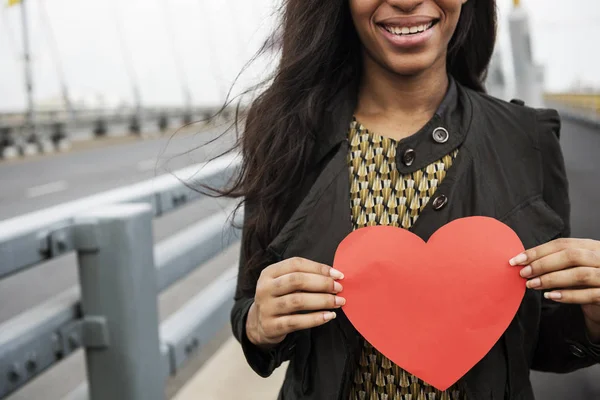 Donna in possesso di forma di cuore rosso — Foto Stock