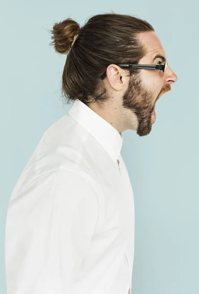 Бородатый человек кричит — стоковое фото