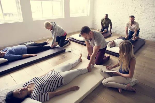 Entrenamiento de personas para hacer masajes —  Fotos de Stock