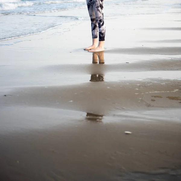 Woman stranding on the beach — Stock Photo, Image