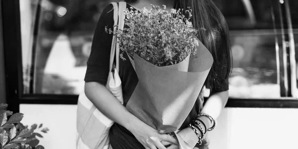 Γυναίκα που κρατά μπουκέτο λουλούδια — Φωτογραφία Αρχείου
