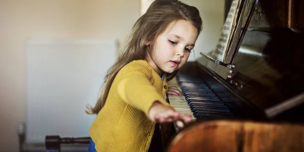 Adorable fille mignonne jouant du piano — Photo