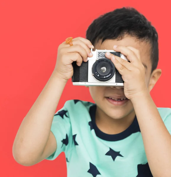 Niño posando con cámara fotográfica — Foto de Stock