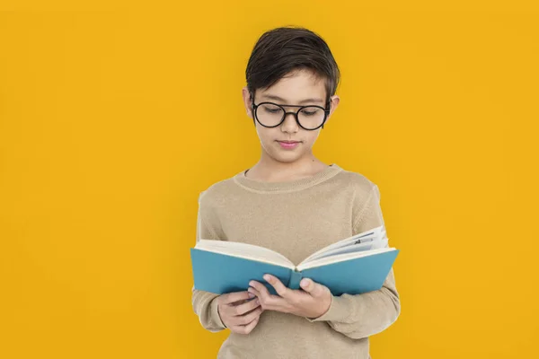 Chlapec v brýlích čtení knihy — Stock fotografie