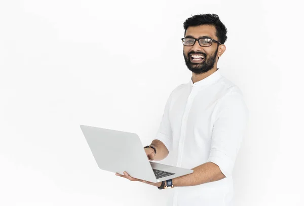 Vrolijke Indier bedrijf laptop — Stockfoto